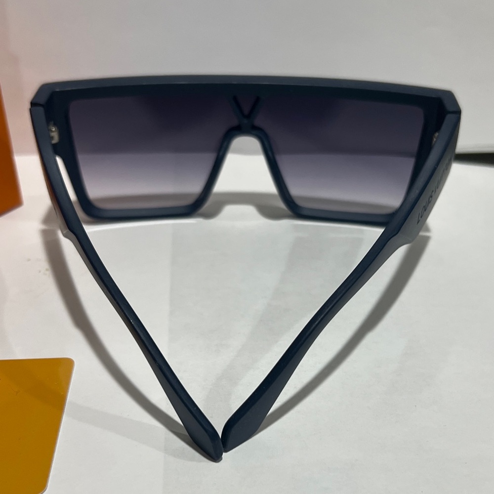 Louis Vuitton Navy Frame Sunglass with Gray Gradient Lenses - Picture 5 of 9